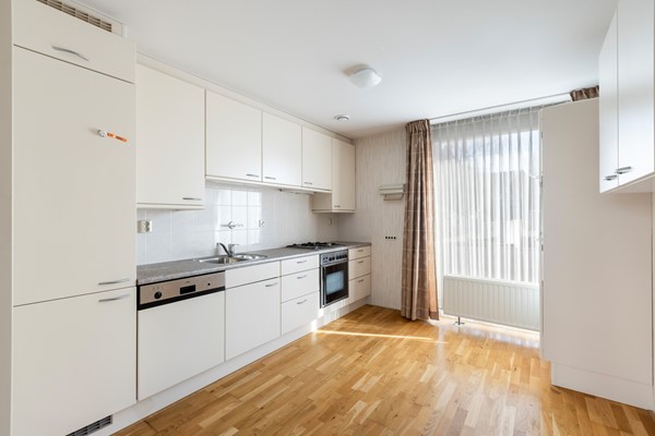 Foto - Te koop: Ruime dubbele benedenwoning met parkeerplaats!